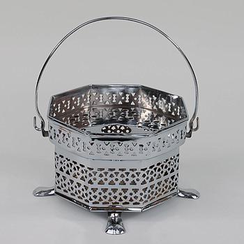 Stövchen, hoch, eckig, auf Fuß, mit Galerie und Durchbruch