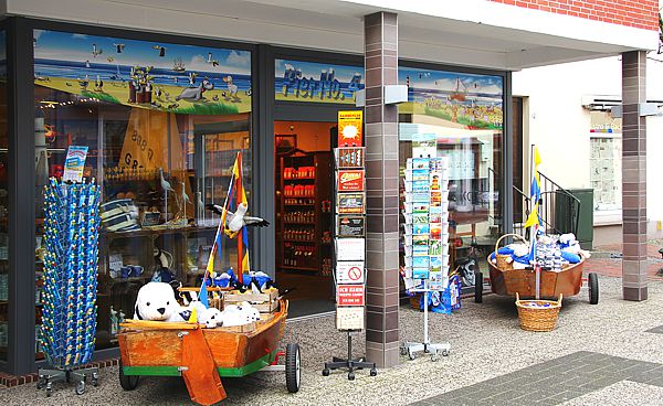 Unser Pier No. 4 mit Hösti-Fan-Shop in Esens